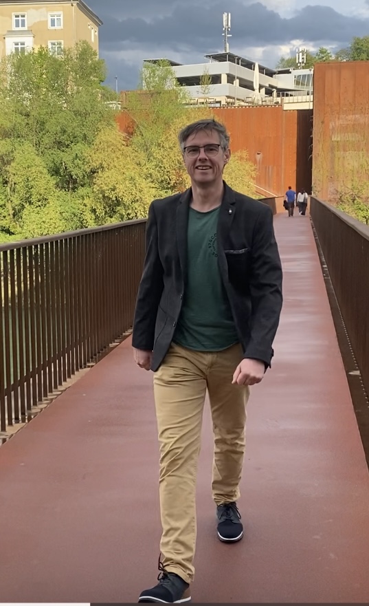 Sascha Kohler in einer Gesprächssituation